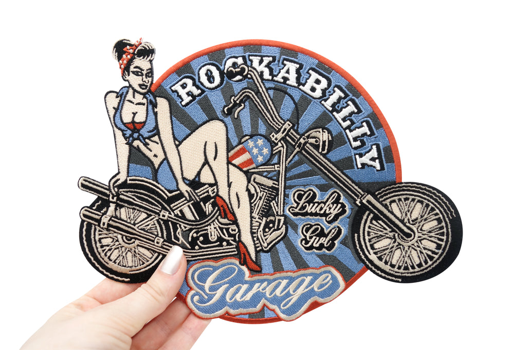 Frauenhand hält den Rockabilly Patch