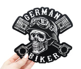 Totenkopf Patch gehalten von einer Frauenhand