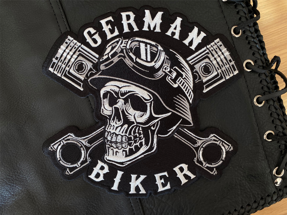 Totenkopf Patch auf schwarzer Lederkutte aufgebügelt