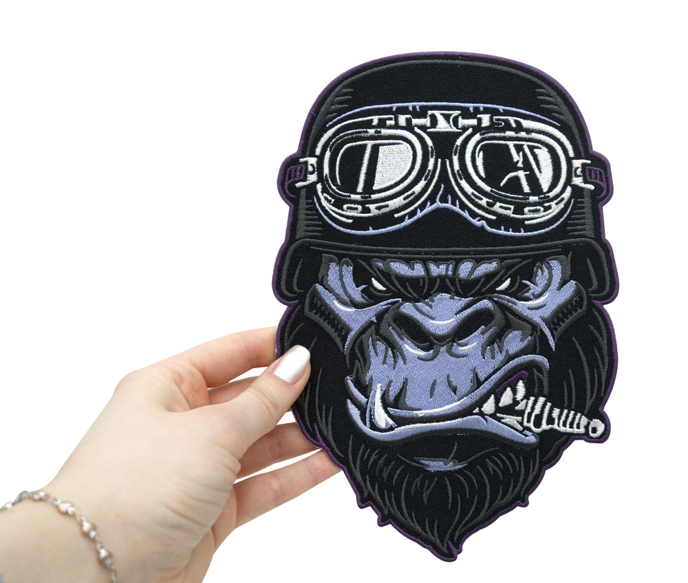 Frauenhand hält den Gorilla Patch