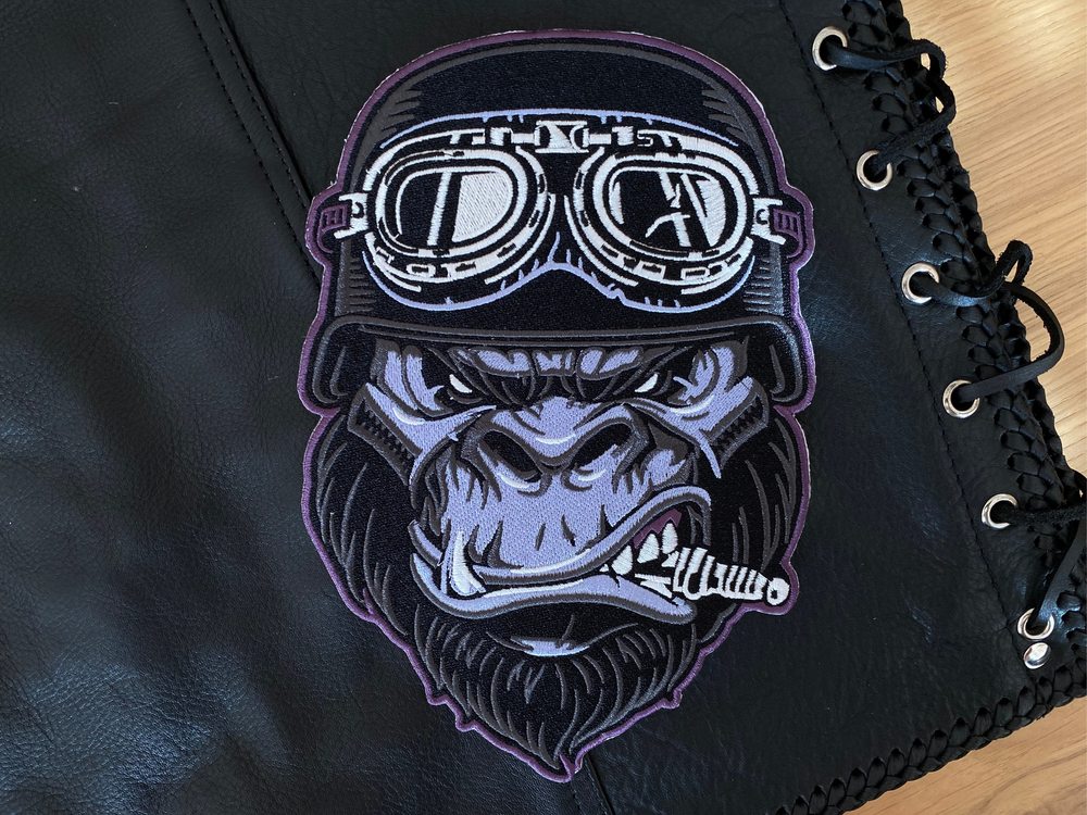 Gorilla Patch auf schwarzer Lederkutte aufgebügelt