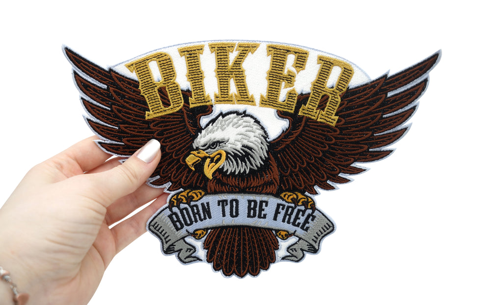 Frauenhand hält den Adler Patch