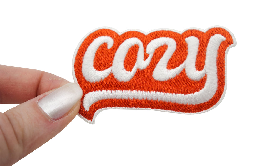 Cozy Patch gehalten von einer Frauenhand