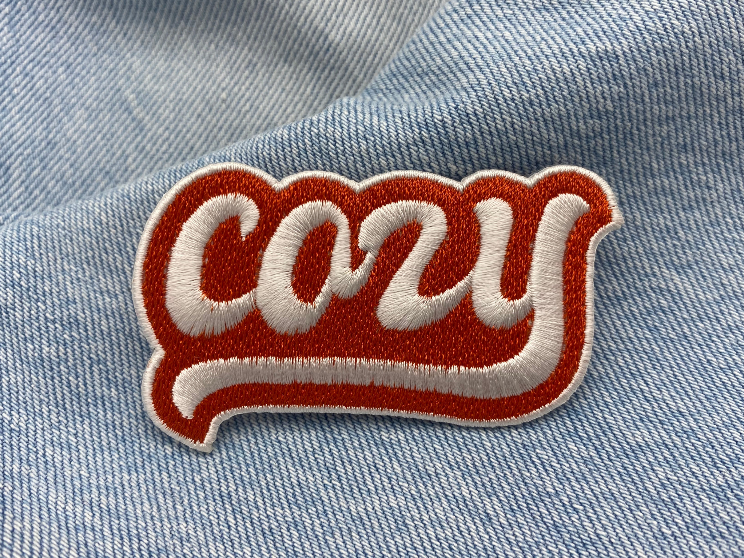 Cozy Patch auf blauer Jeans