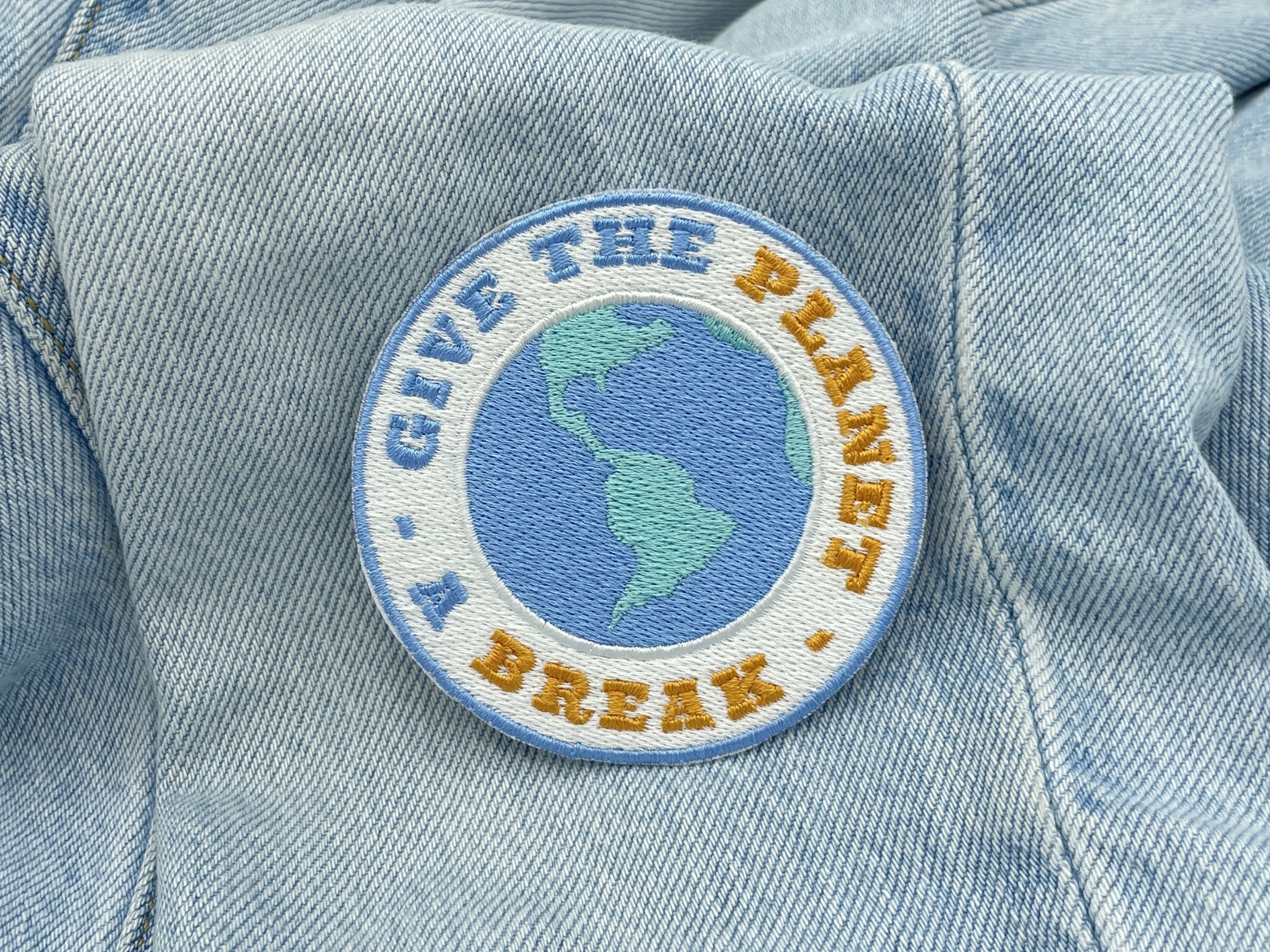 Umweltschutz Patch auf blauer Jeans