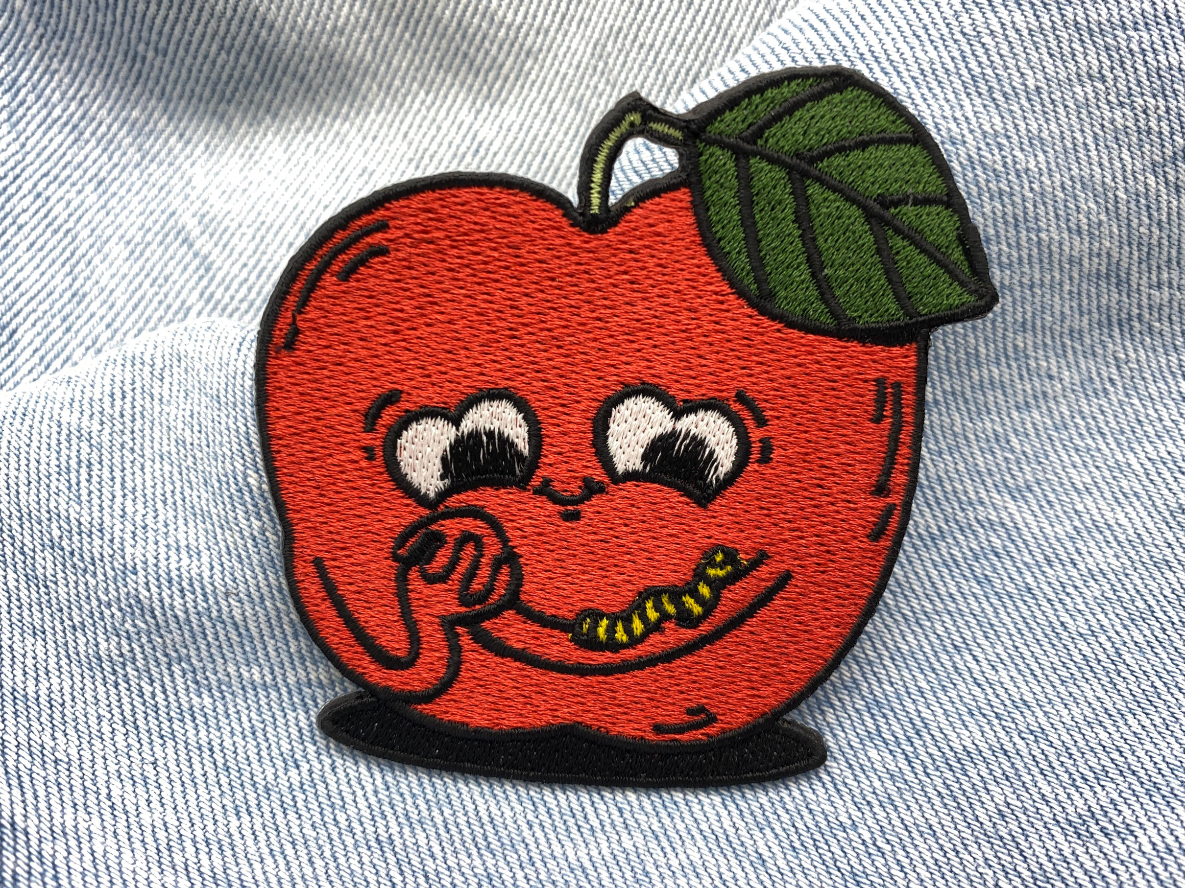 Apfel Patch auf blauer Jeans