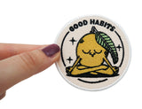 Frauenhand hält den Good Habits Patch
