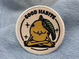 Good Habits Patch auf blauer Jeans