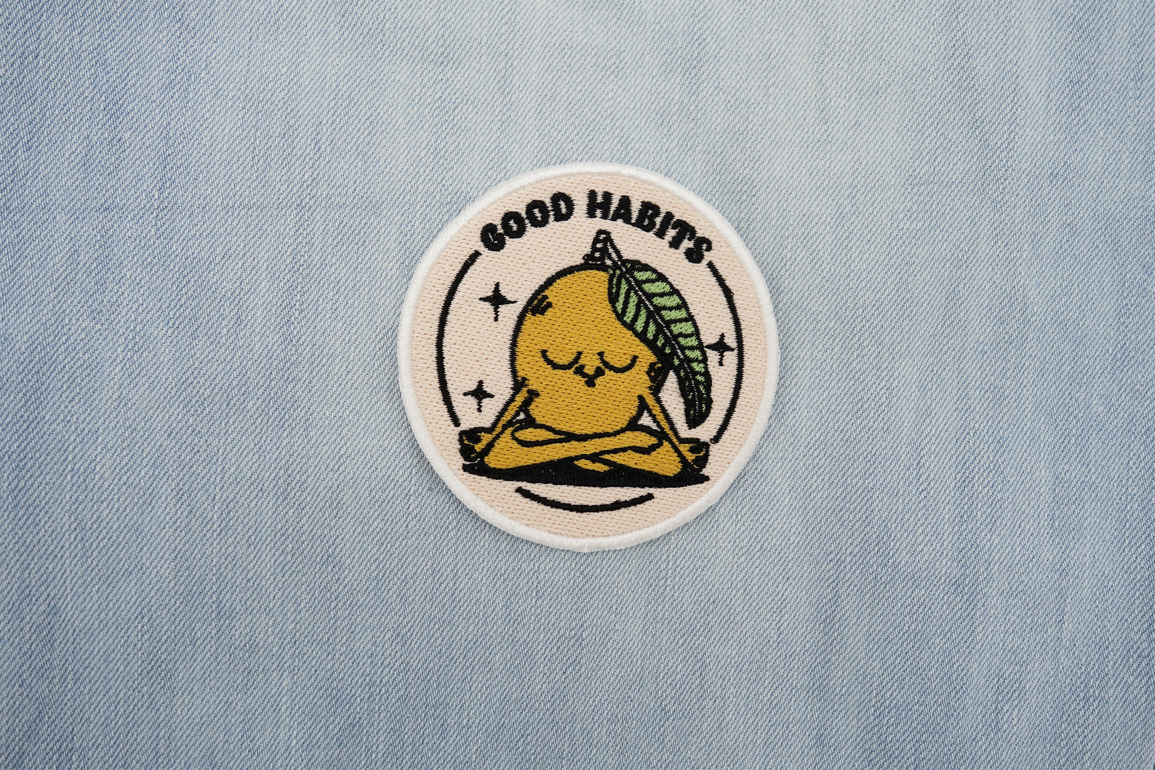 Good Habits Patch auf hellblauer Jeans