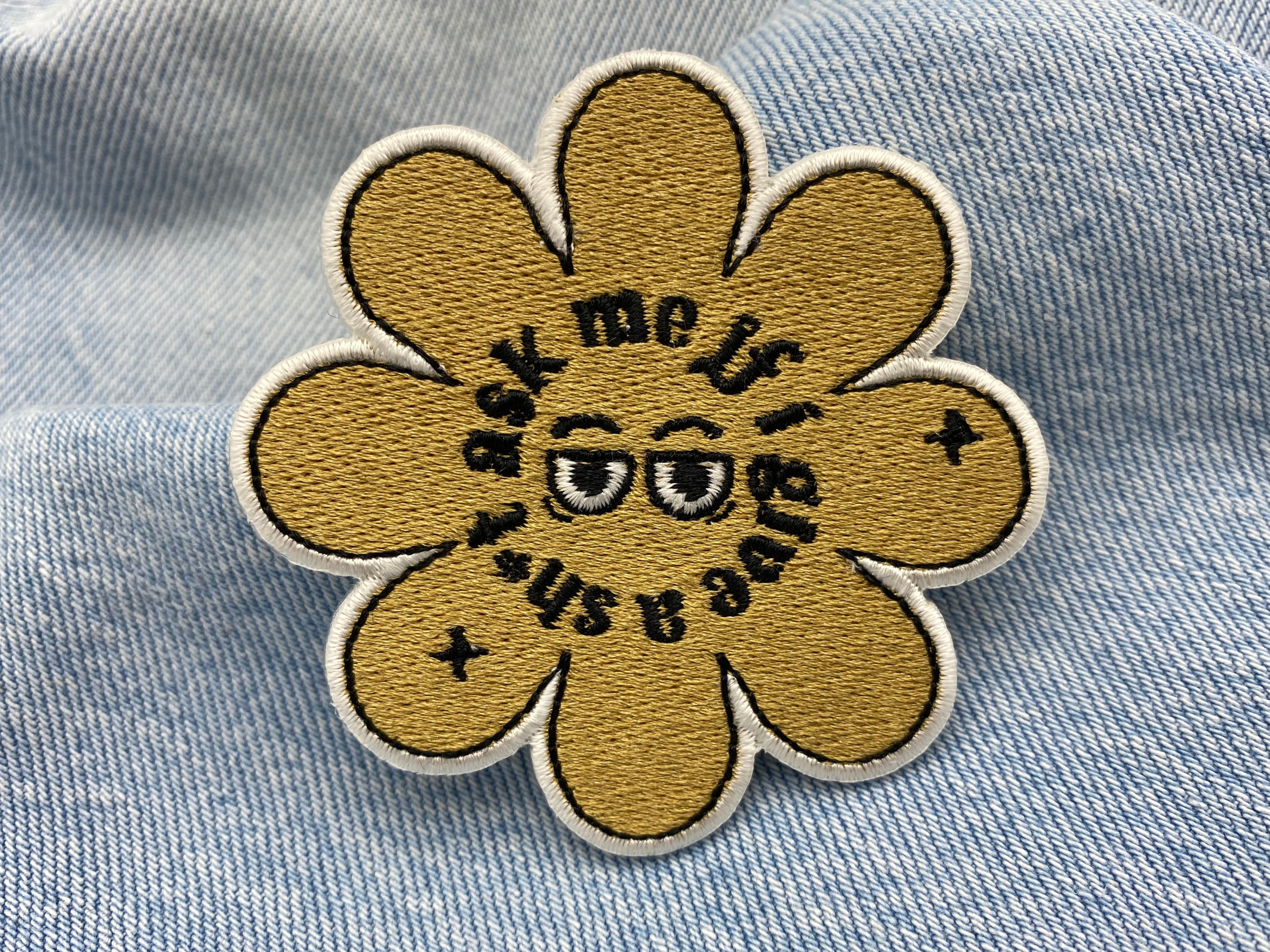 Blumen Patch auf blauer Jeans