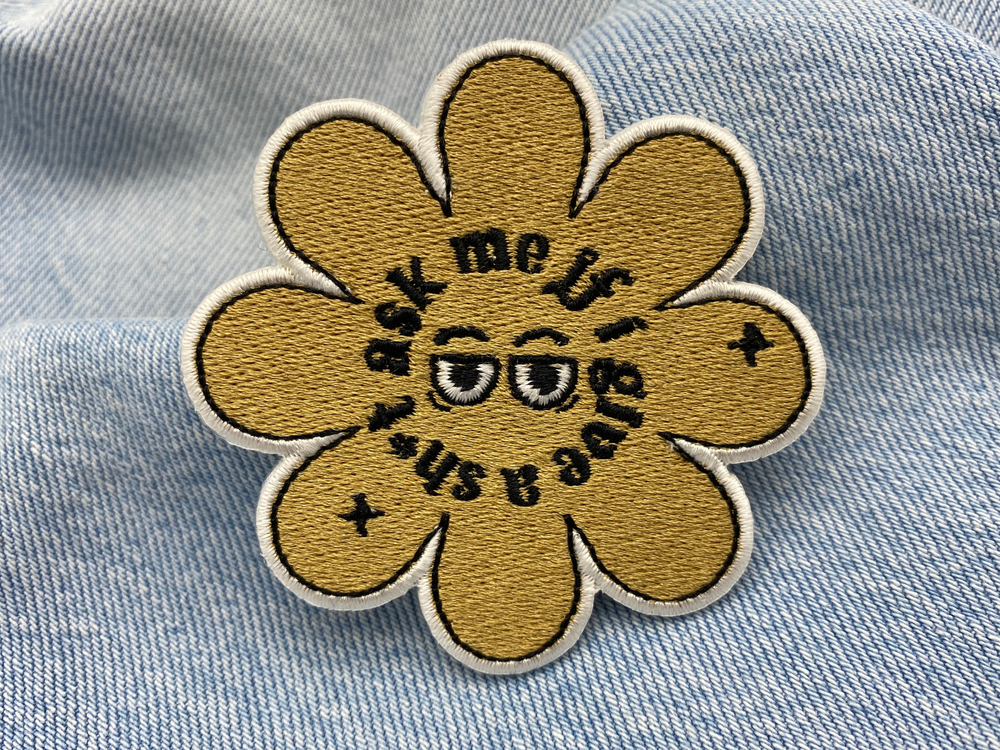 Blumen Patch auf blauer Jeans
