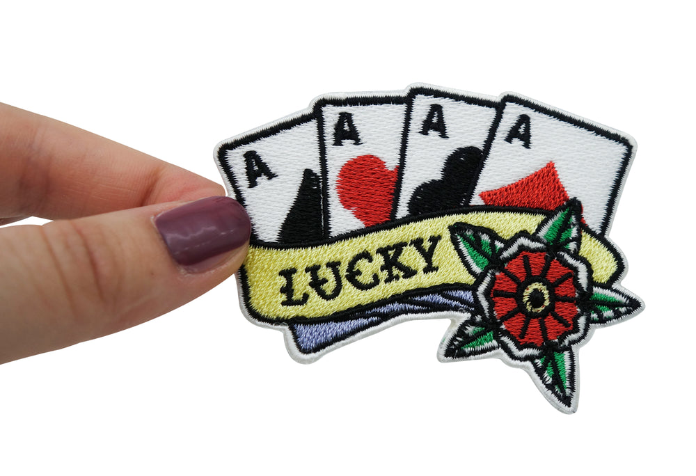 Frauenhand hält den Lucky Karten Patch