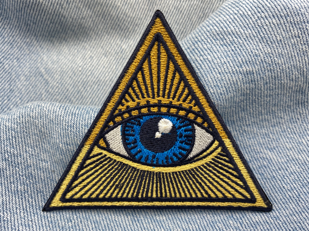 Illuminati Patch auf blauer Jeans