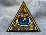 Illuminati Patch auf blauer Jeans