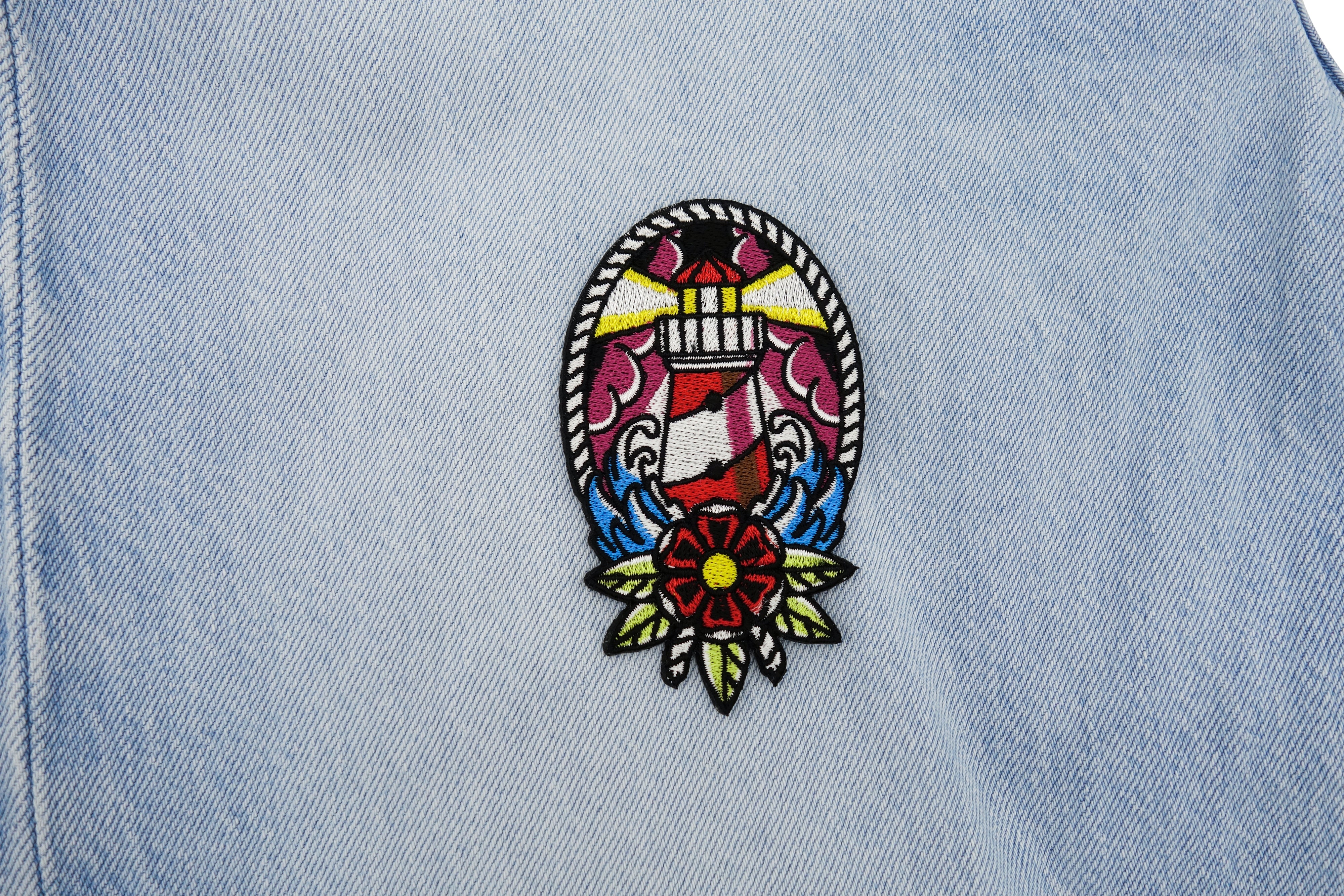Leuchtturm Patch auf heller blauer Jeans aufgebügelt