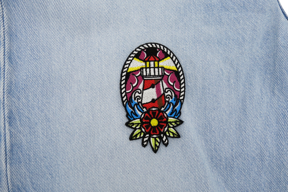 Leuchtturm Patch auf heller blauer Jeans aufgebügelt