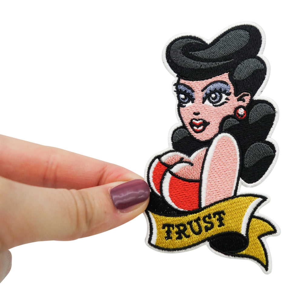 Sexy Frau Patch gehalten von einer Frauenhand