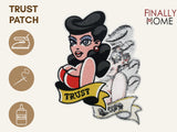 Vorder- und Rückseite des Patches, mit Bügelfolie. „Finally Home“ Logo und Nutzungsoptionen: Aufbügeln, Aufnähen, Aufkleben mit Textilkleber