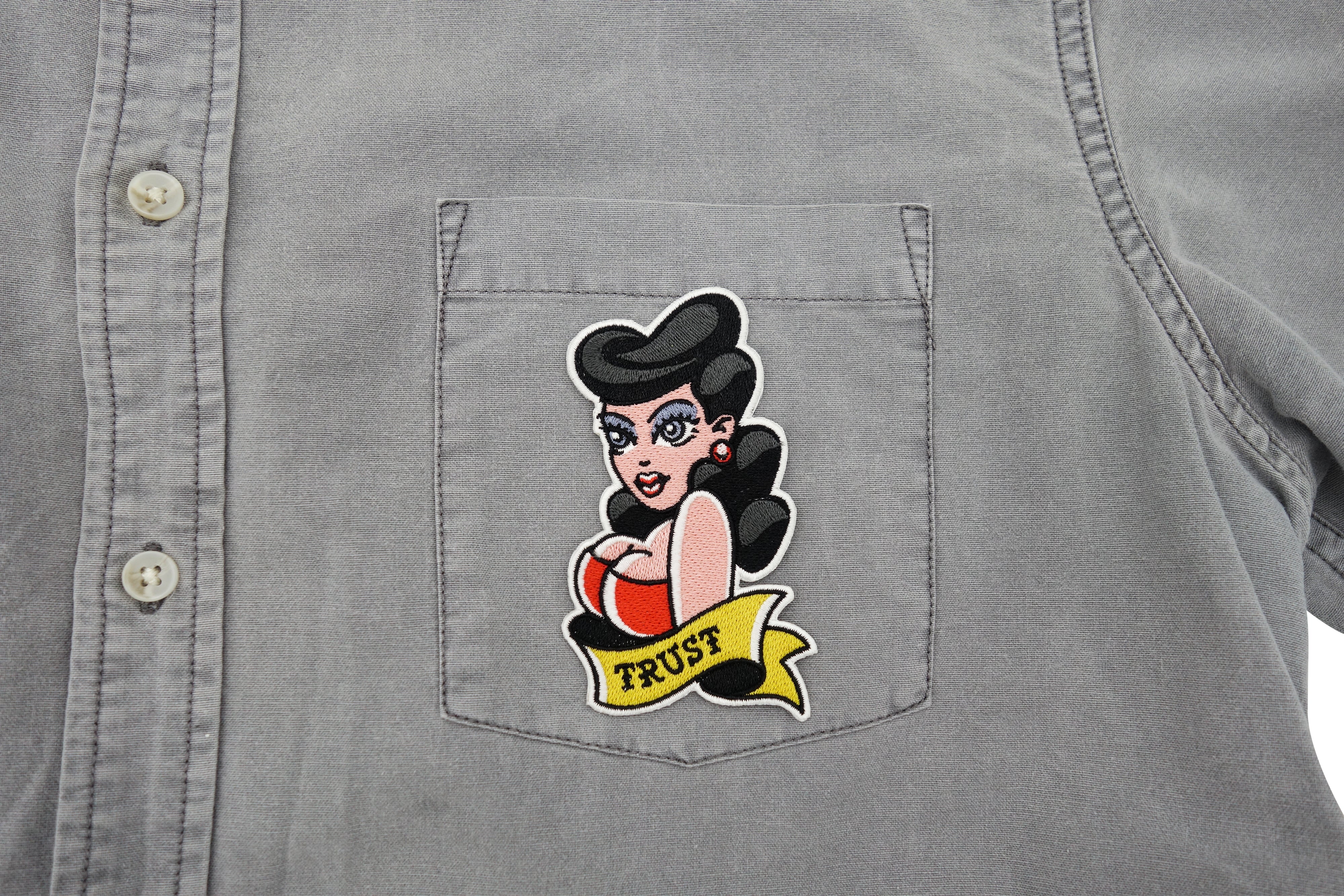 Sexy Frau Patch auf einem grauen Hemd aufgebügelt