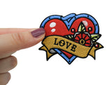 Love Patch gehalten von einer Frauenhand