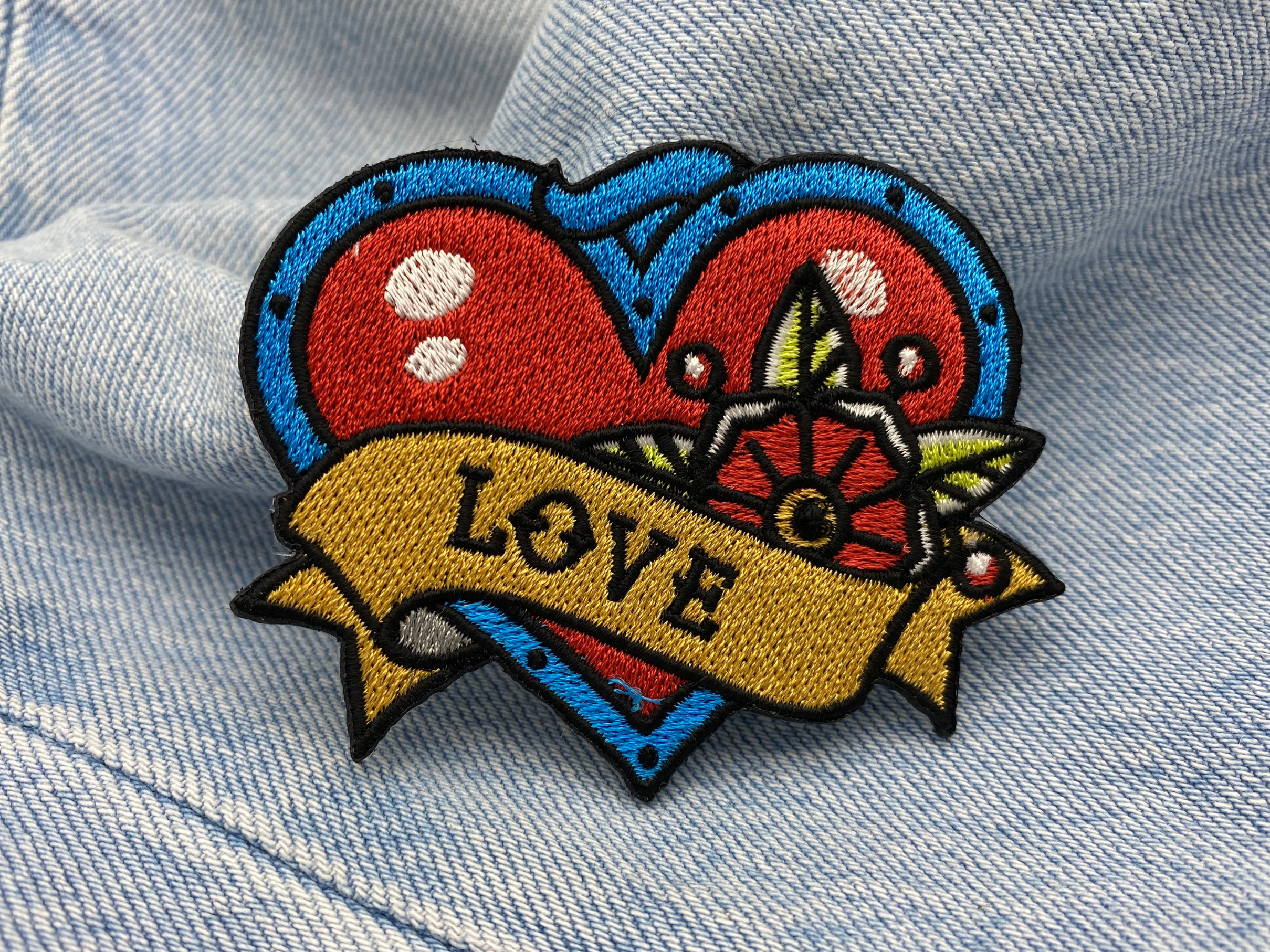 Love Patch auf blauer Jeans