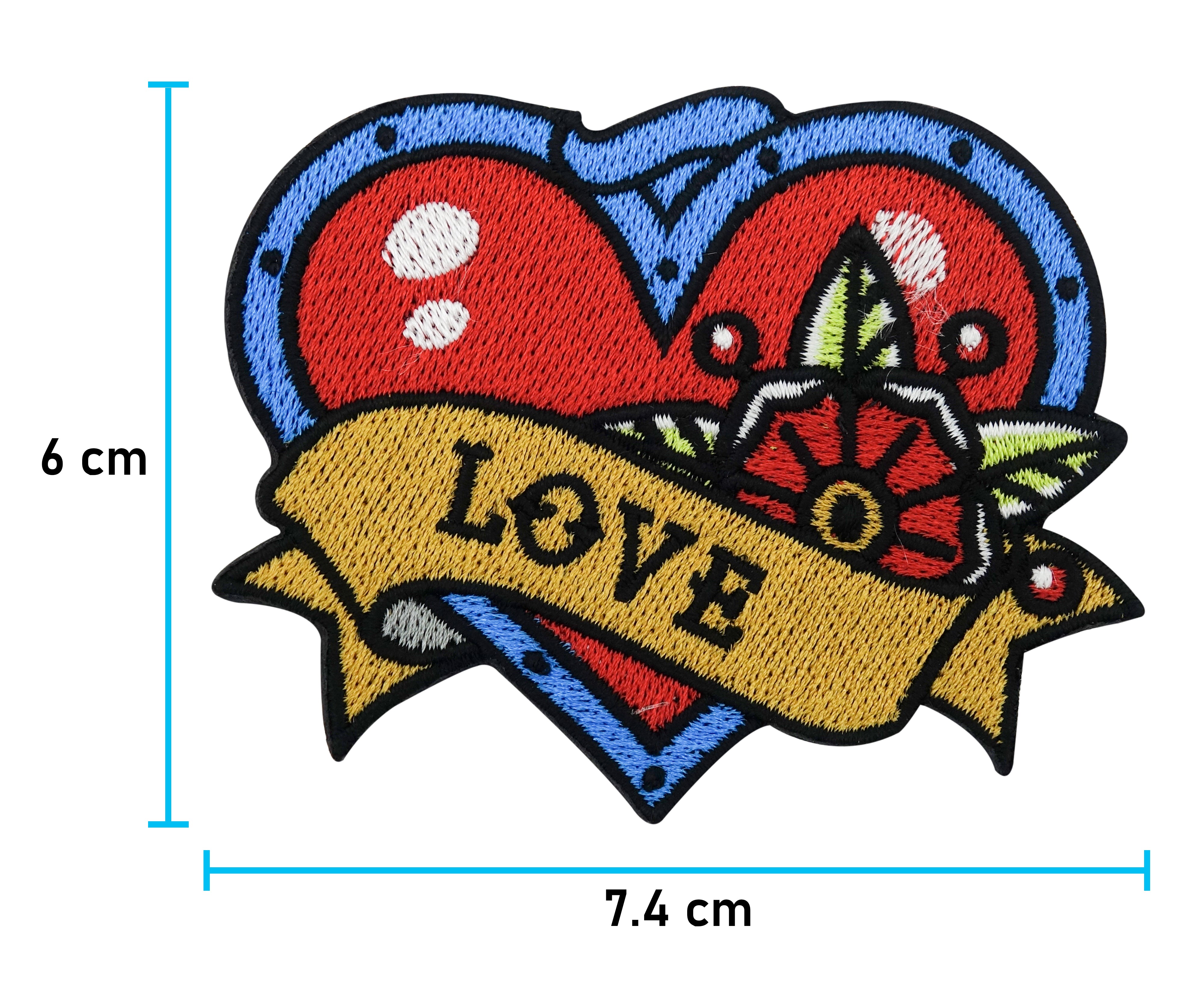 Love Patch mit der Maße: 6 x 7,4 cm