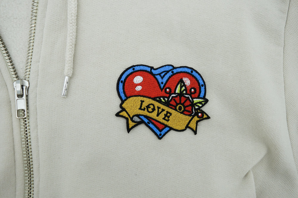 Love Patch auf weißer Jacke aufgebügelt