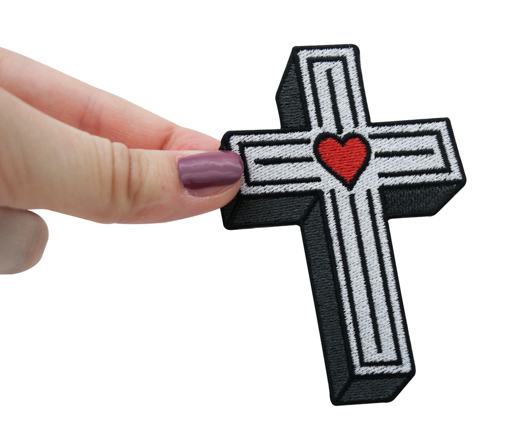 Kreuz Patch gehalten von einer Frauenhand