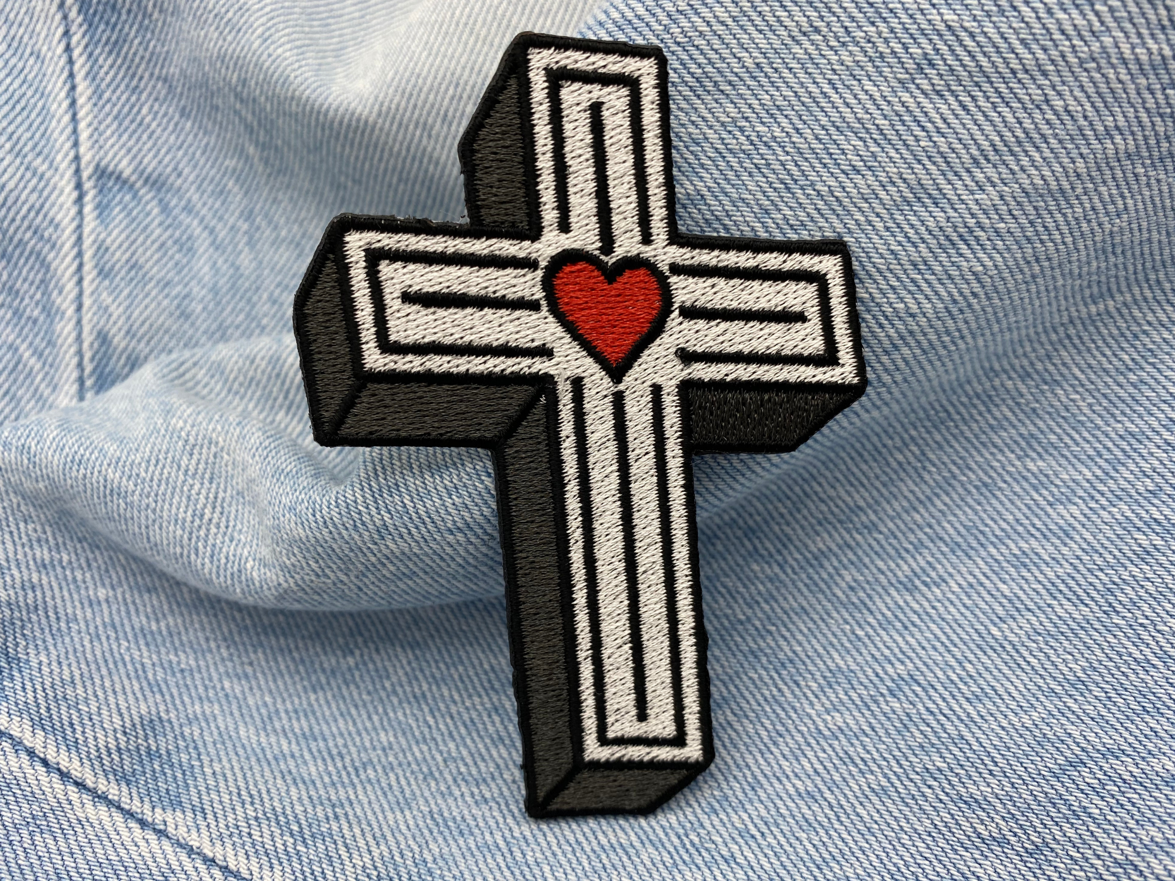 Kreuz Patch auf blauer Jeans