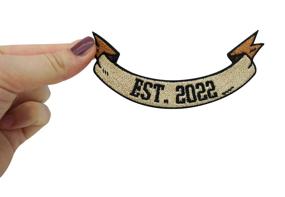 EST. 2022 Patch gehalten von einer Frauenhand