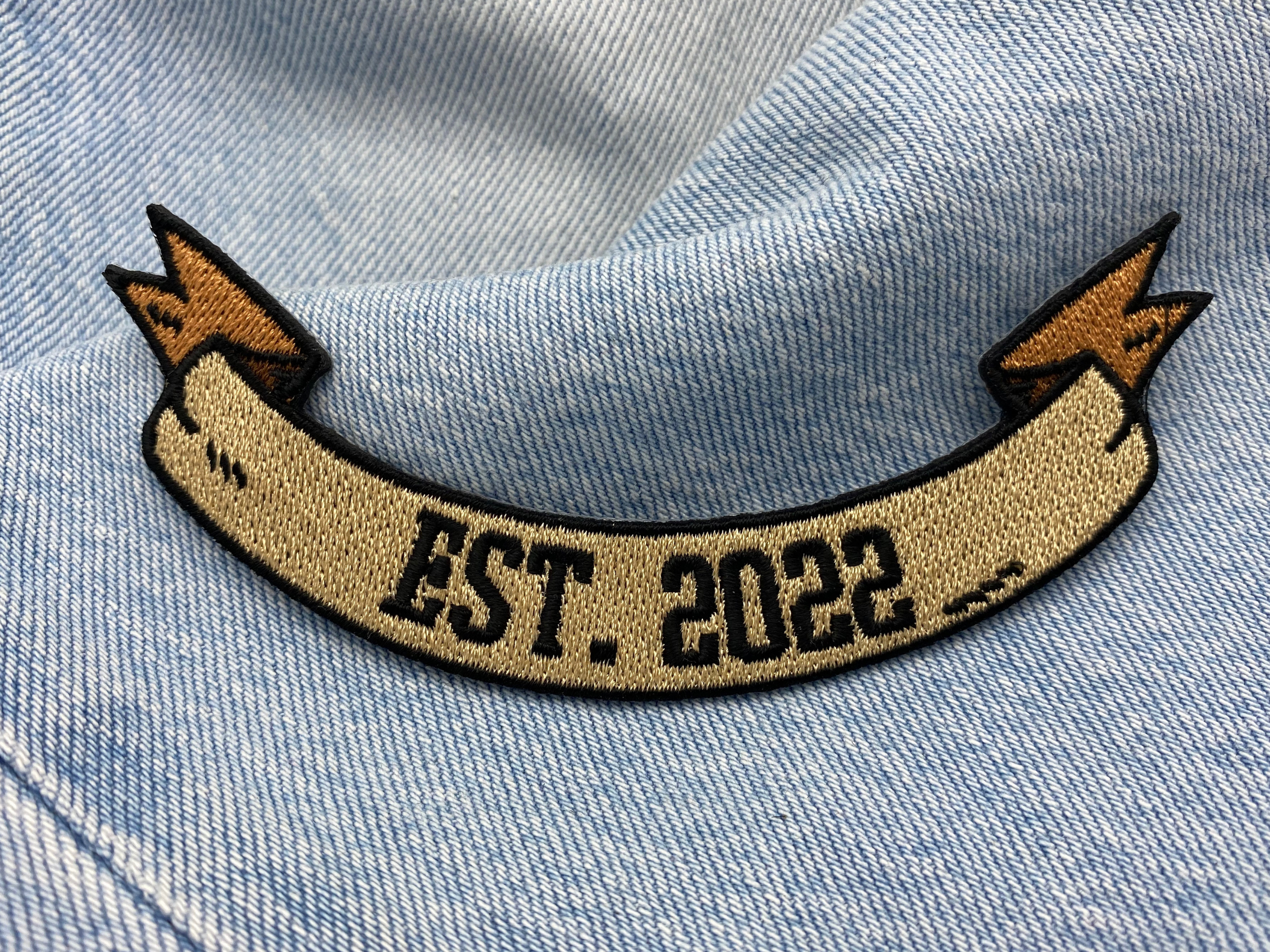 EST. 2022 Patch auf blauer Jeans