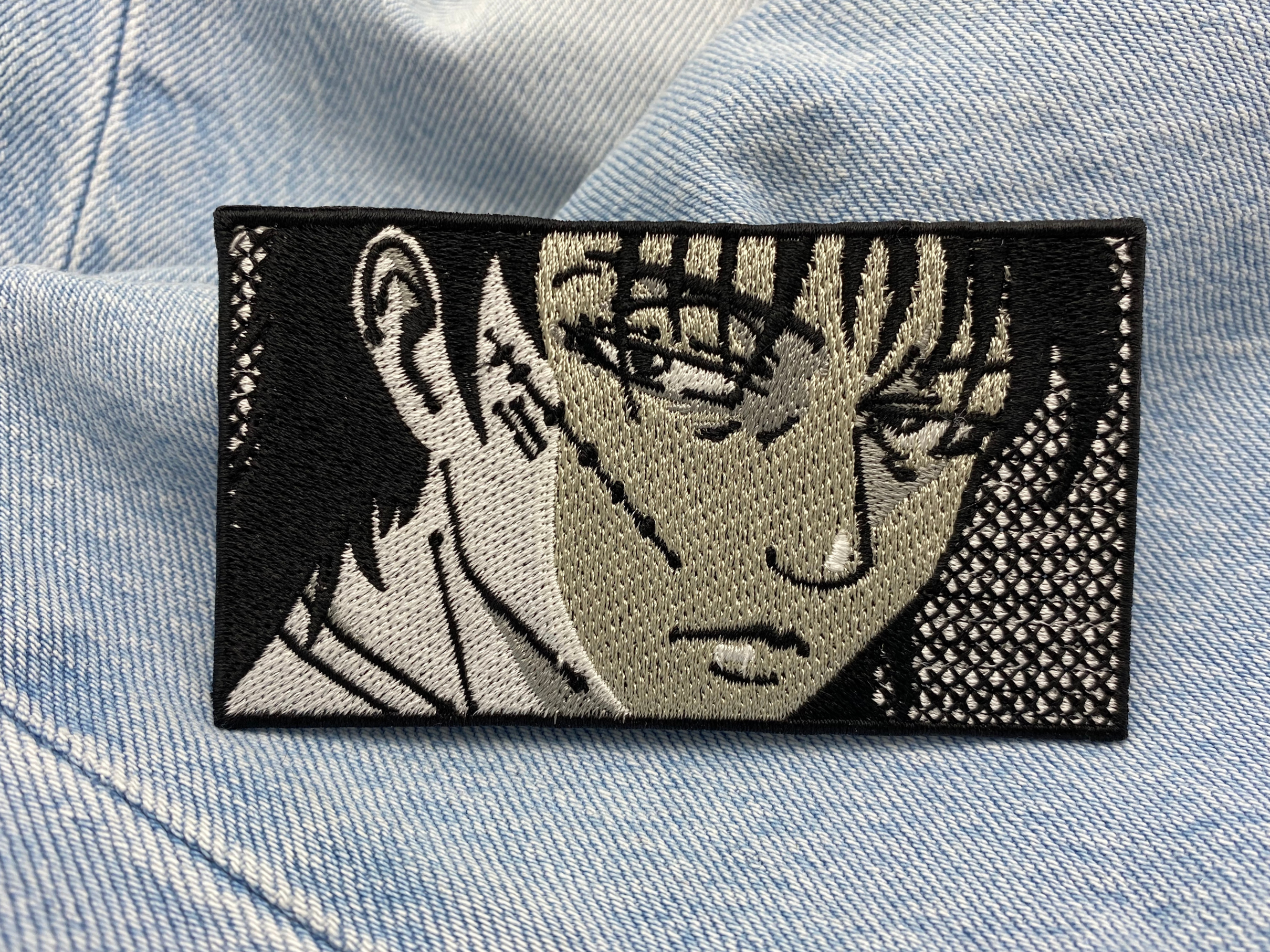 Anime Bad Boy Patch auf blauer Jeans