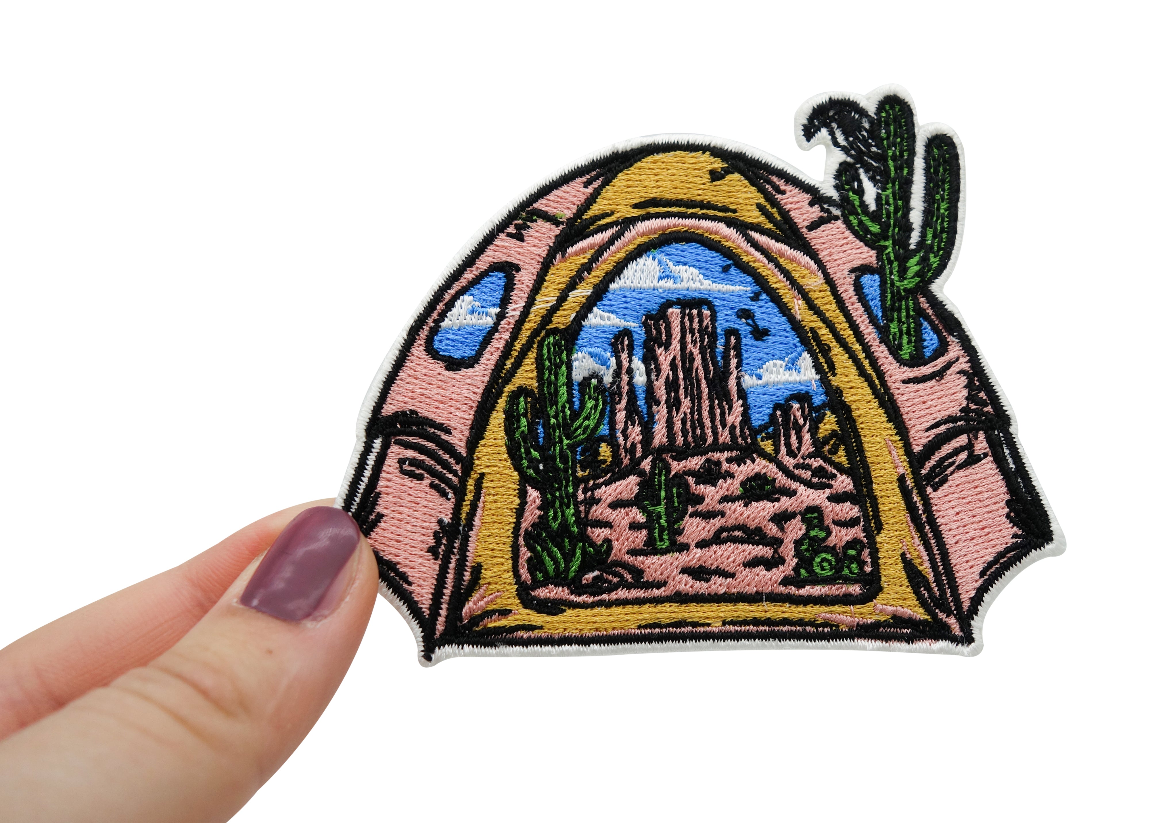 Frauenhand hält den Camping Patch
