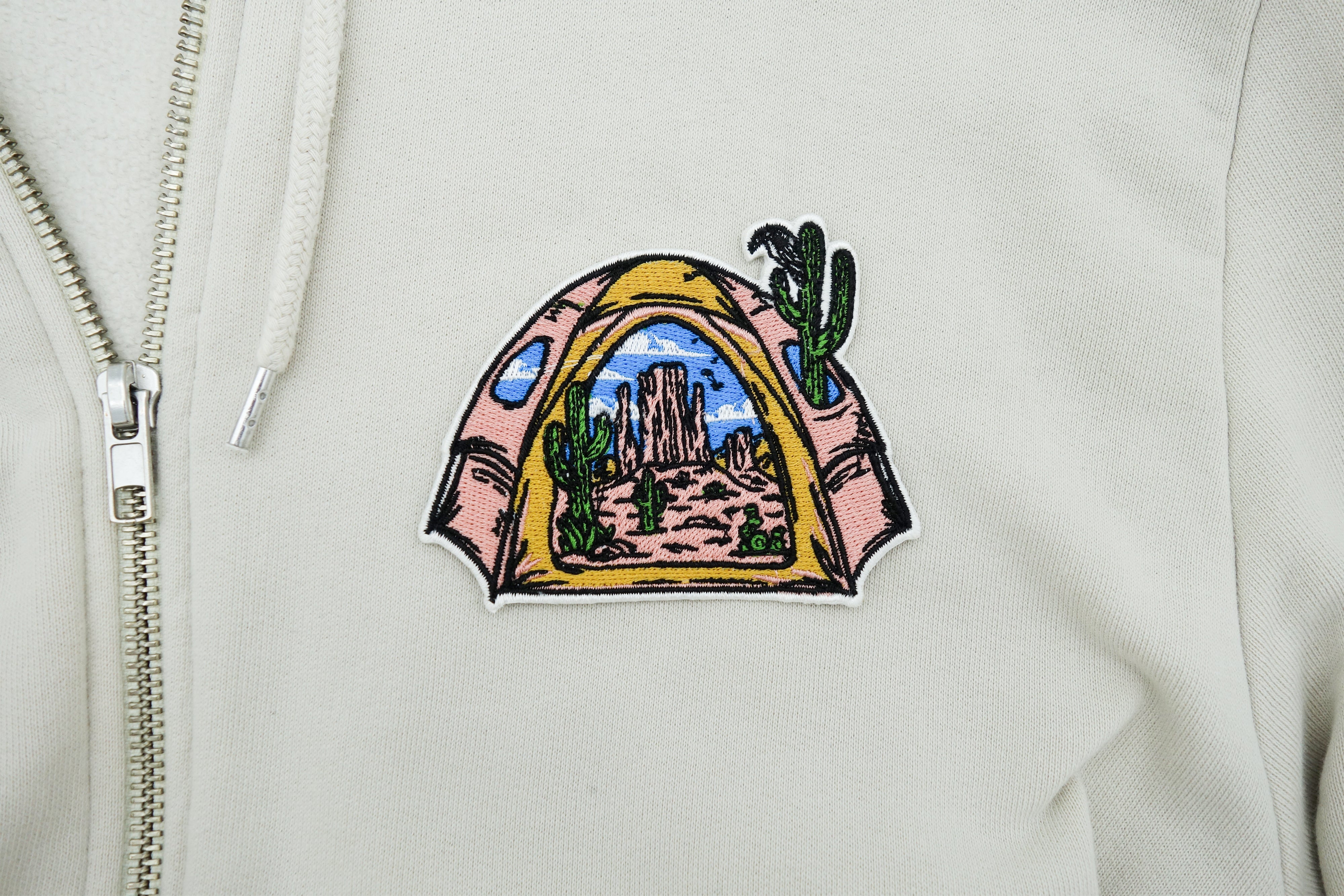 Camping Patch auf weißer Jacke aufgebügelt