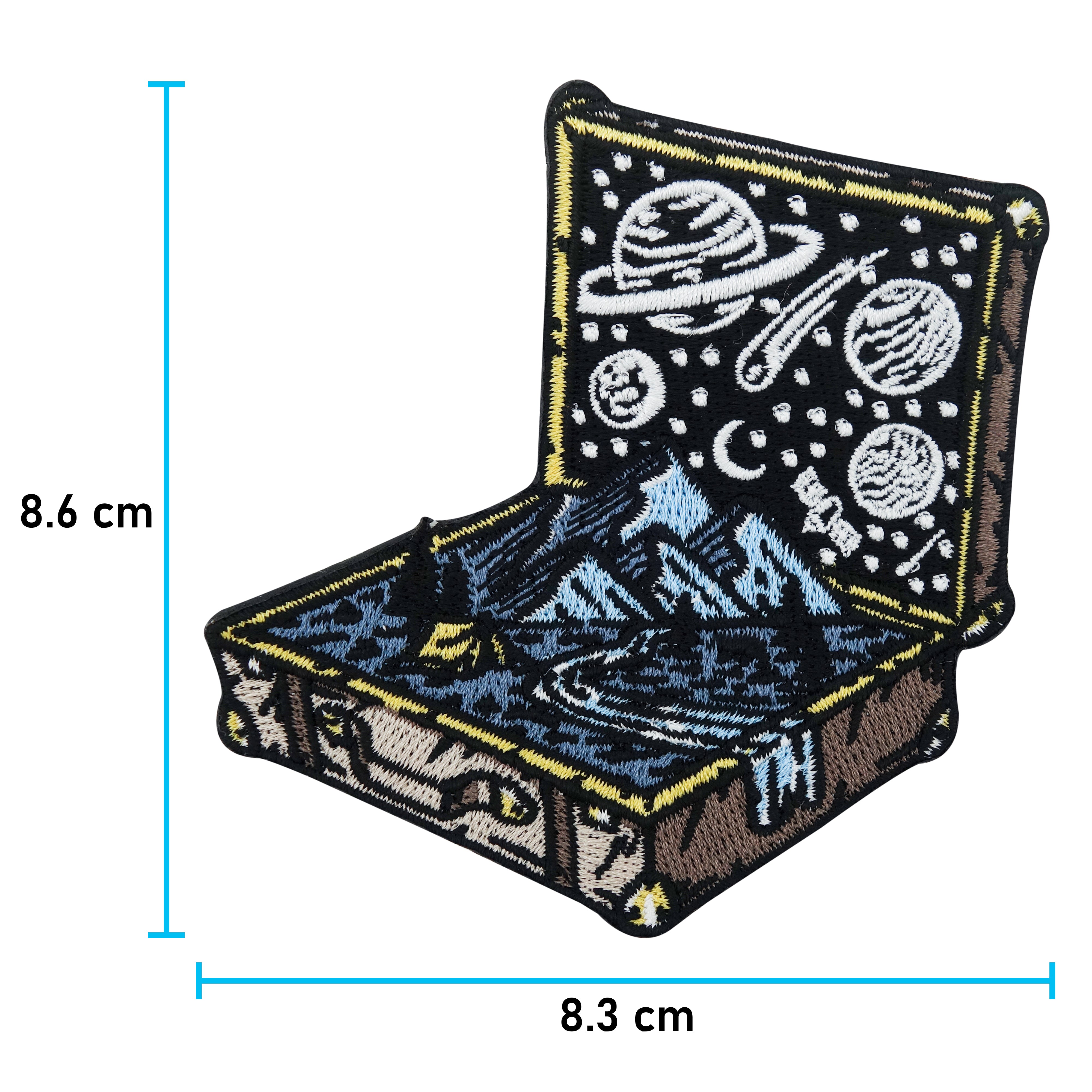 Welt im Koffer Patch mit der Maße: 8,6 x 8,3 cm