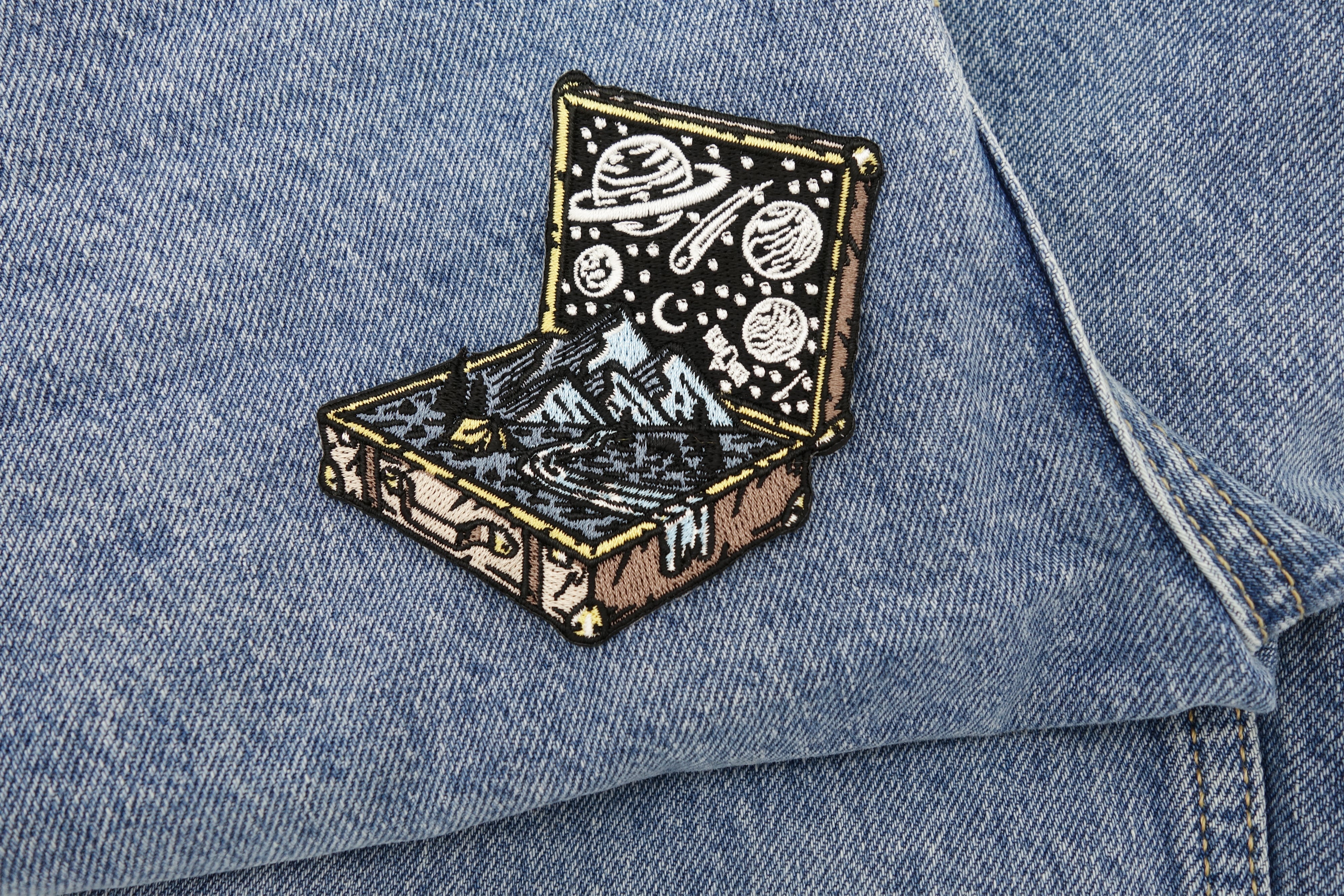 Welt im Koffer Patch auf blauer Jeans