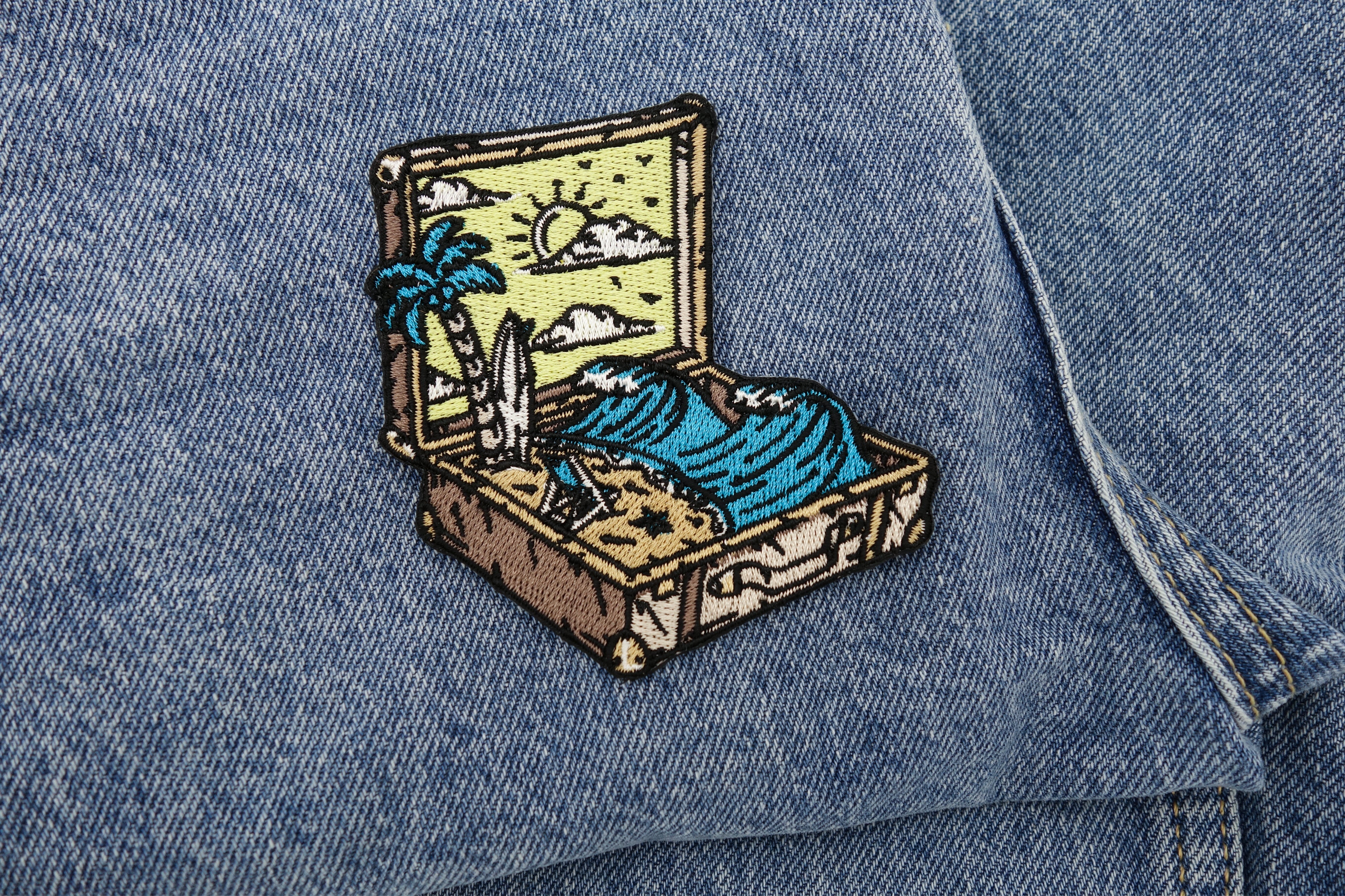 Strand im Koffer Patch auf blauer Jeans