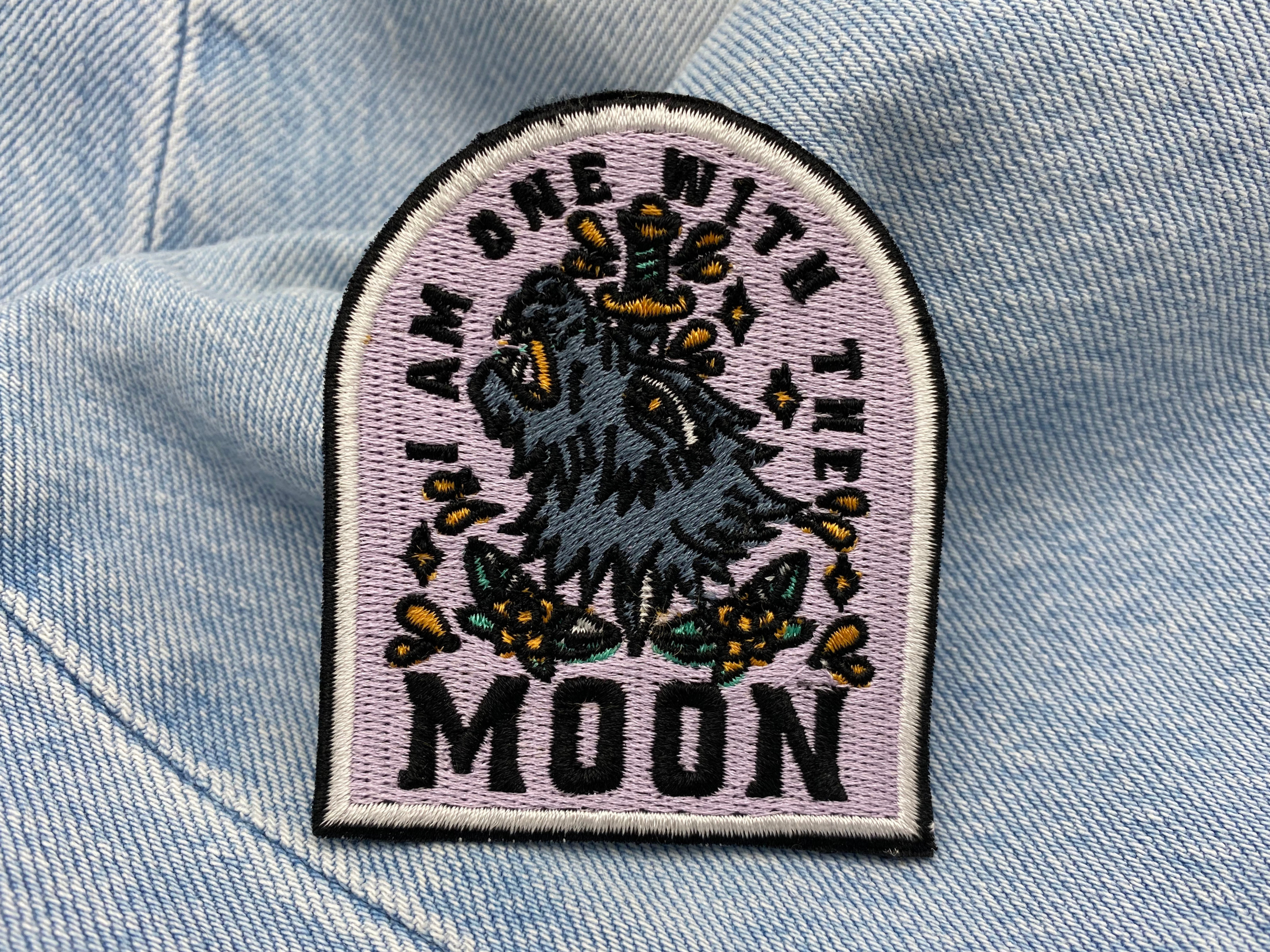 Wolf Patch auf hellblauer Jeans