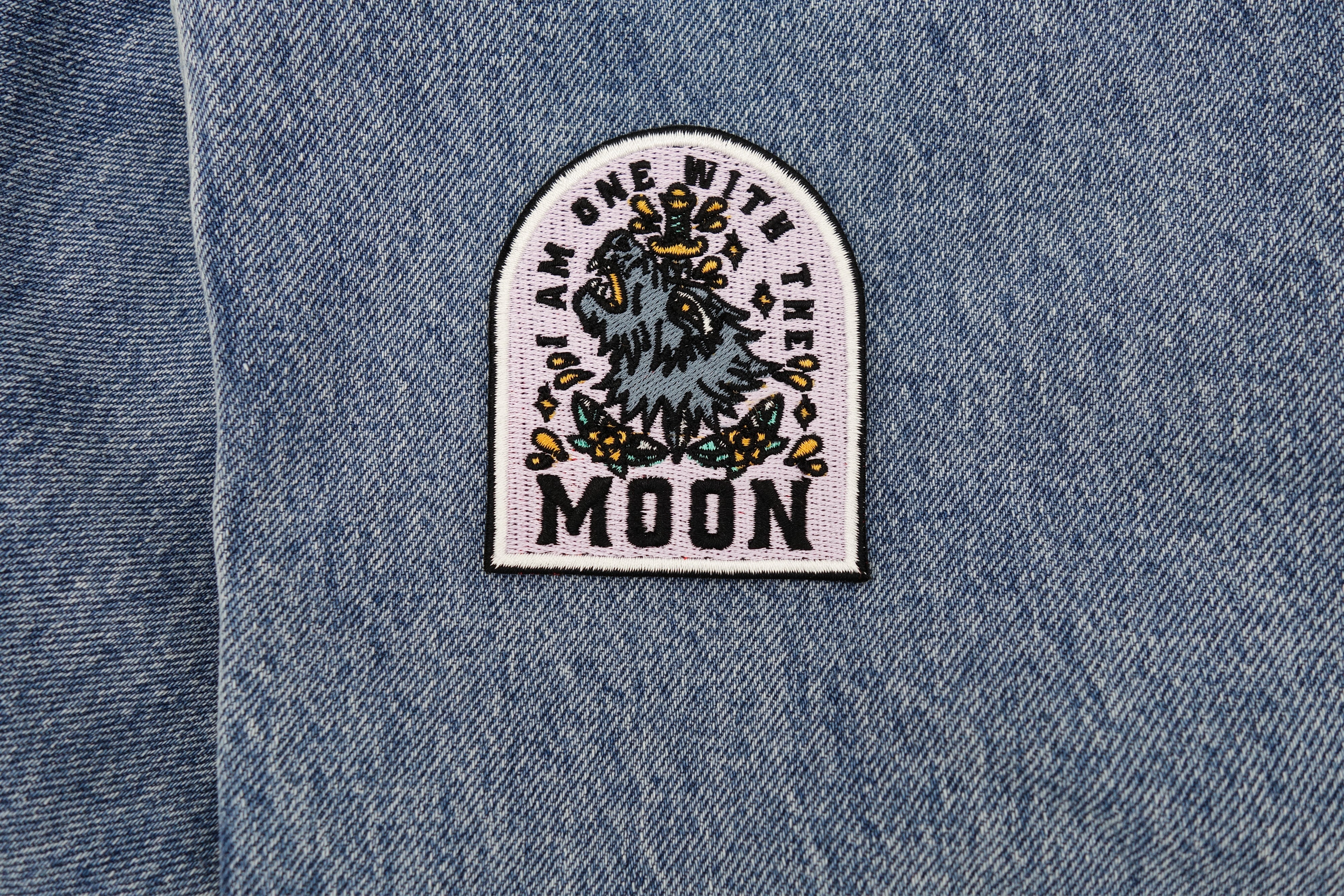 Wolf Patch auf blauer Jeans