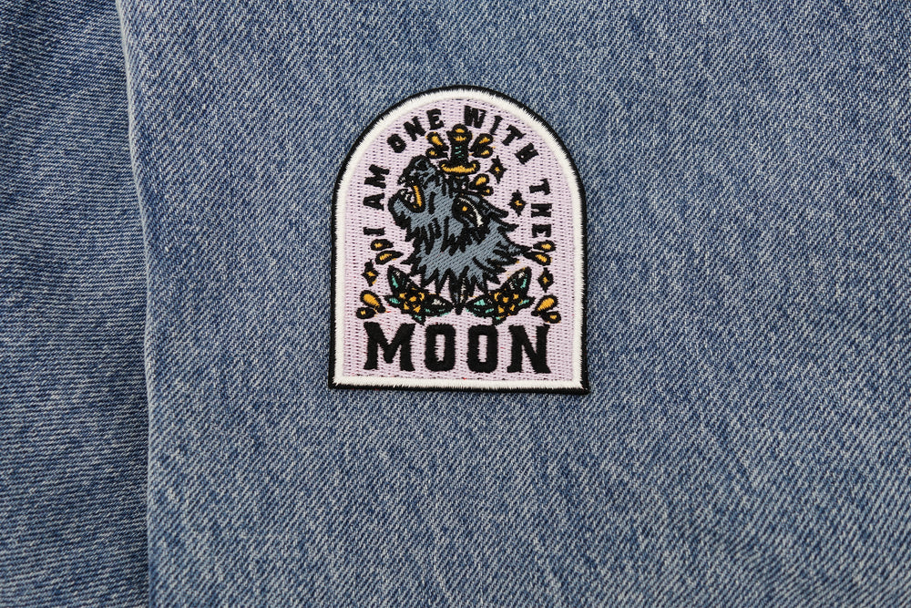 Wolf Patch auf blauer Jeans