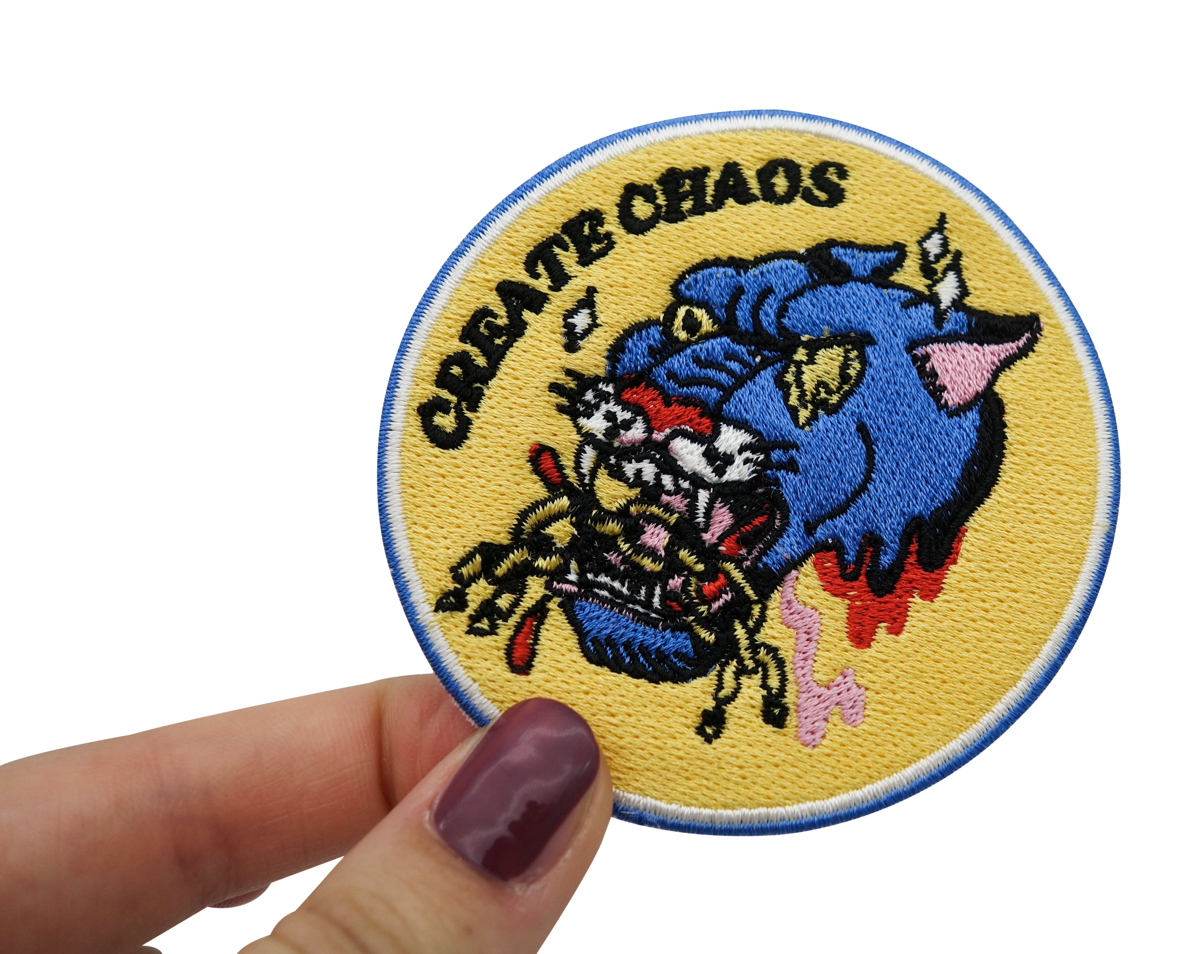 Frauenhand hält den Chaos Patch