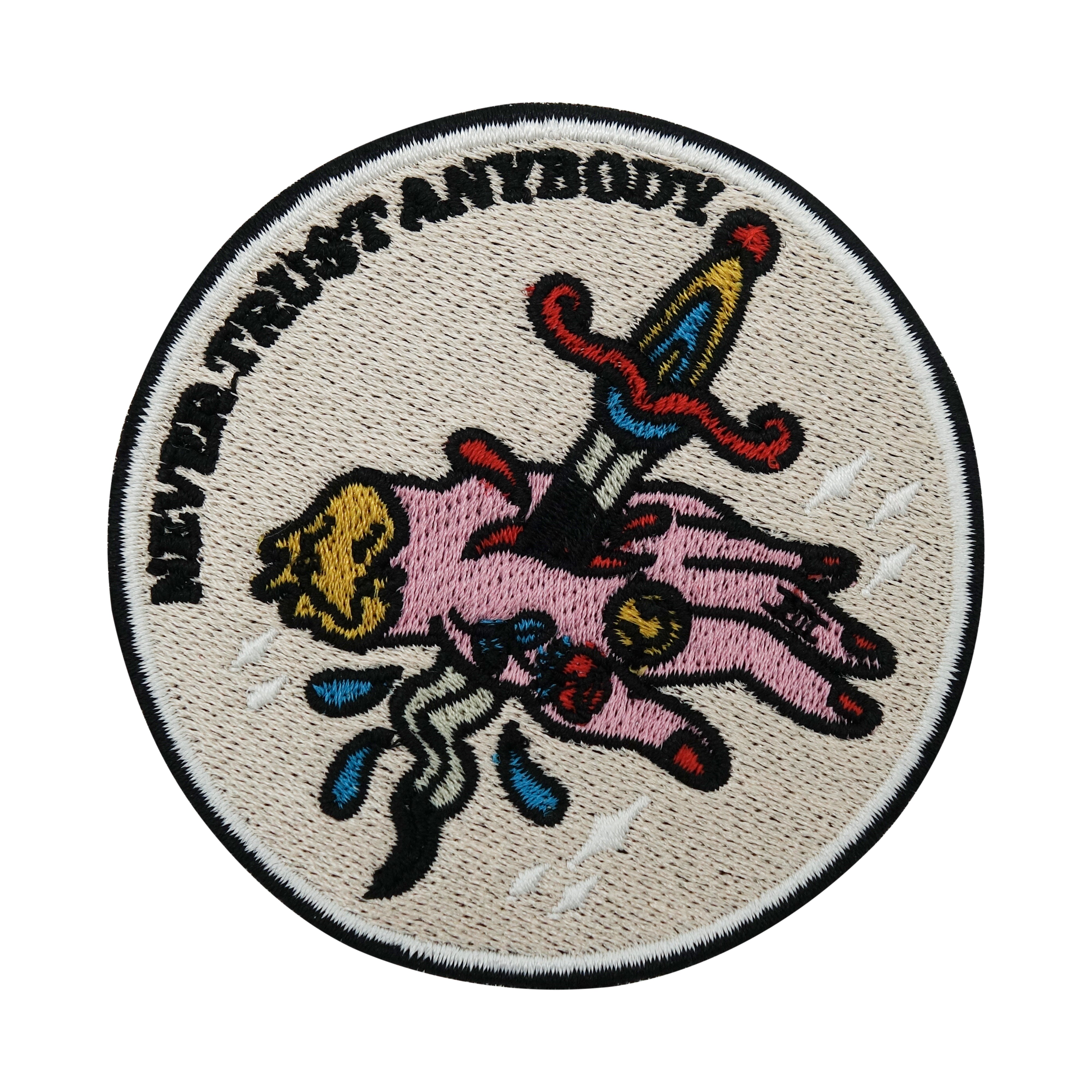 Weißer Never Trust Anybody / Dolch durch Hand Patch