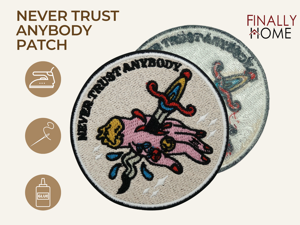Vorder- und Rückseite des Patches, mit Bügelfolie. „Finally Home“ Logo und Nutzungsoptionen: Aufbügeln, Aufnähen, Aufkleben mit Textilkleber