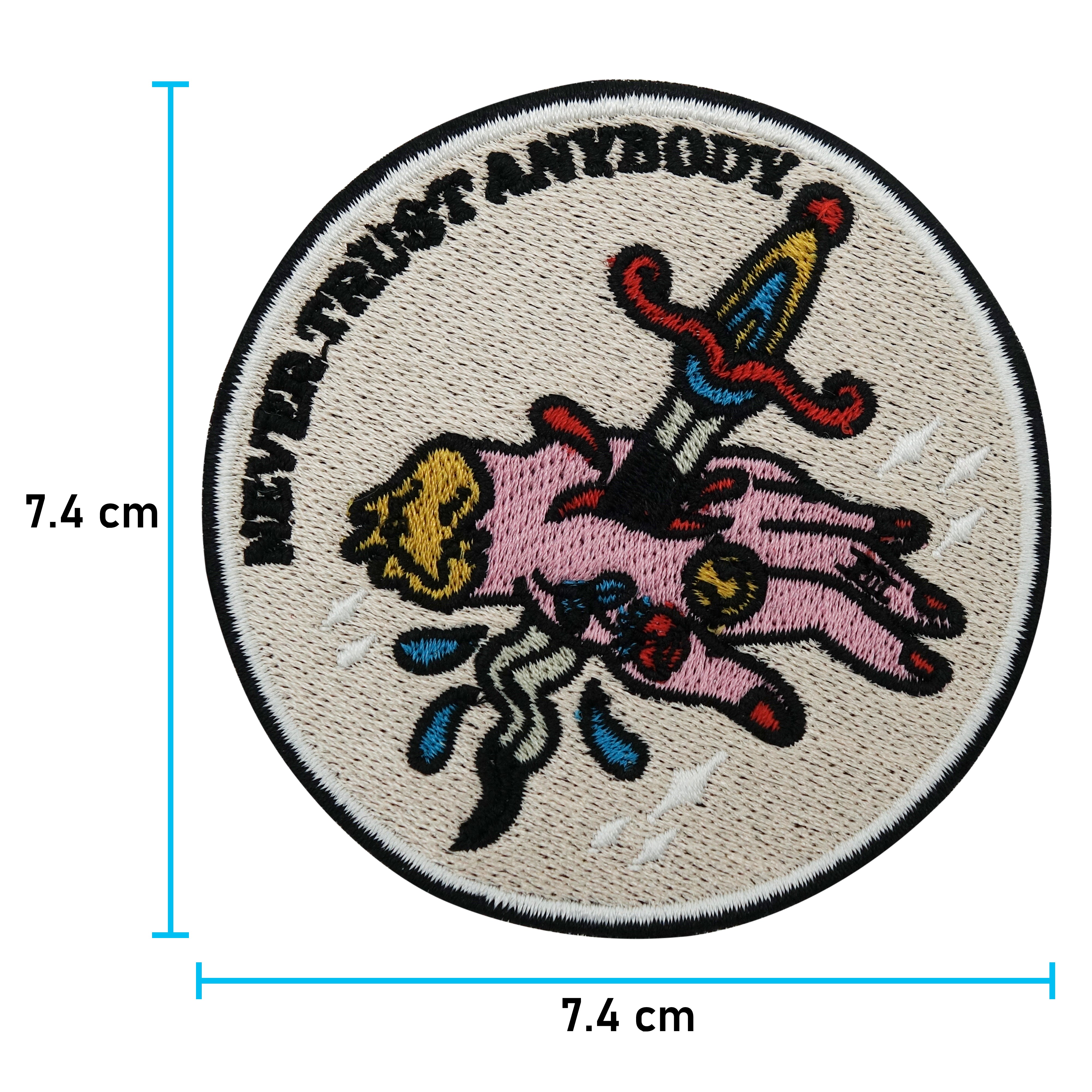 Never Trust Anybody Patch mit der Maße: 7,4 x 7,4 cm