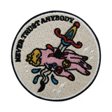 Weißer Never Trust Anybody / Dolch durch Hand Patch