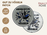 Vorder- und Rückseite des Patches, mit Bügelfolie. „Finally Home“ Logo und Nutzungsoptionen: Aufbügeln, Aufnähen, Aufkleben mit Textilkleber