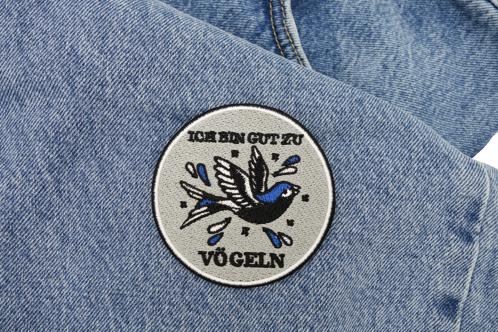 Vogel Patch auf blauer Jeans