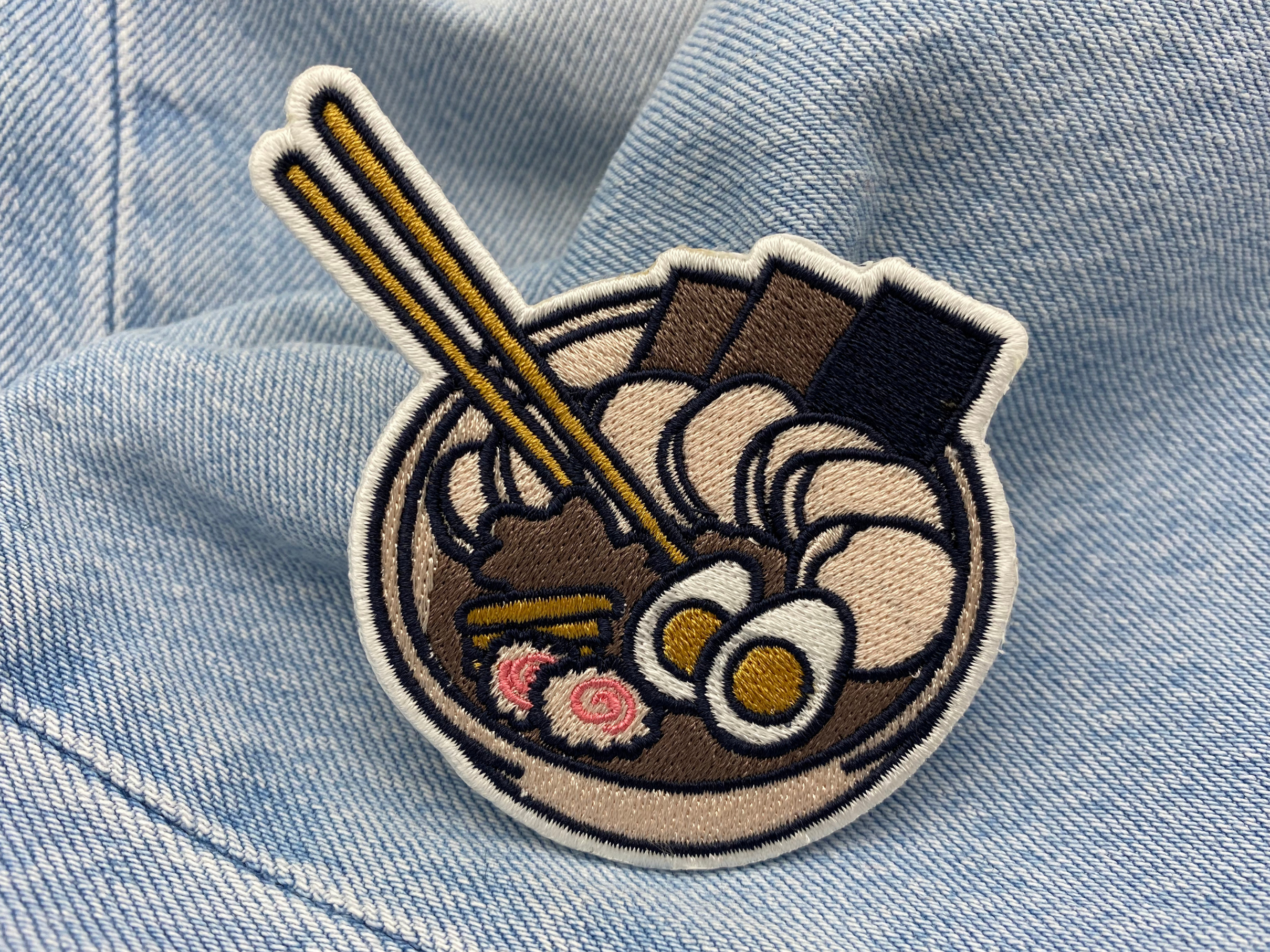 Ramen Bowl Patch auf hellblauer Jeans