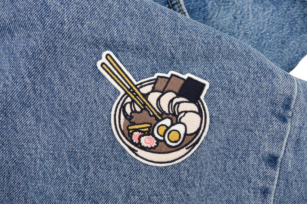 Ramen Bowl Patch auf blauer Jeans