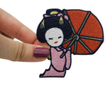 Frauenhand hält den Japanische Frau Patch 